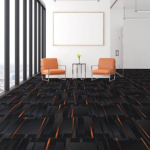 Antrasit desenli karo halı Pasteur 15 zemini olduğundan daha uzun gösterir.